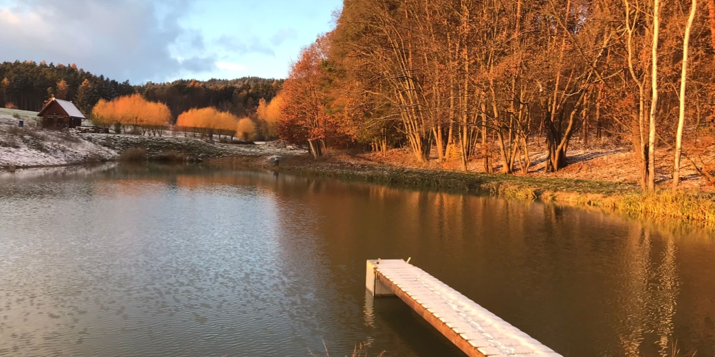 Rybník Háj při zapadajícím slunci.