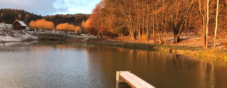 Rybník Háj při zapadajícím slunci.