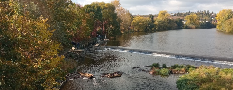 Pohled na jez v řece z ptačí perspektivy.