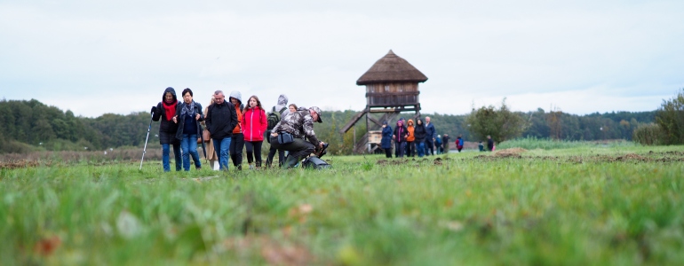 Louka s účastníky loučení.