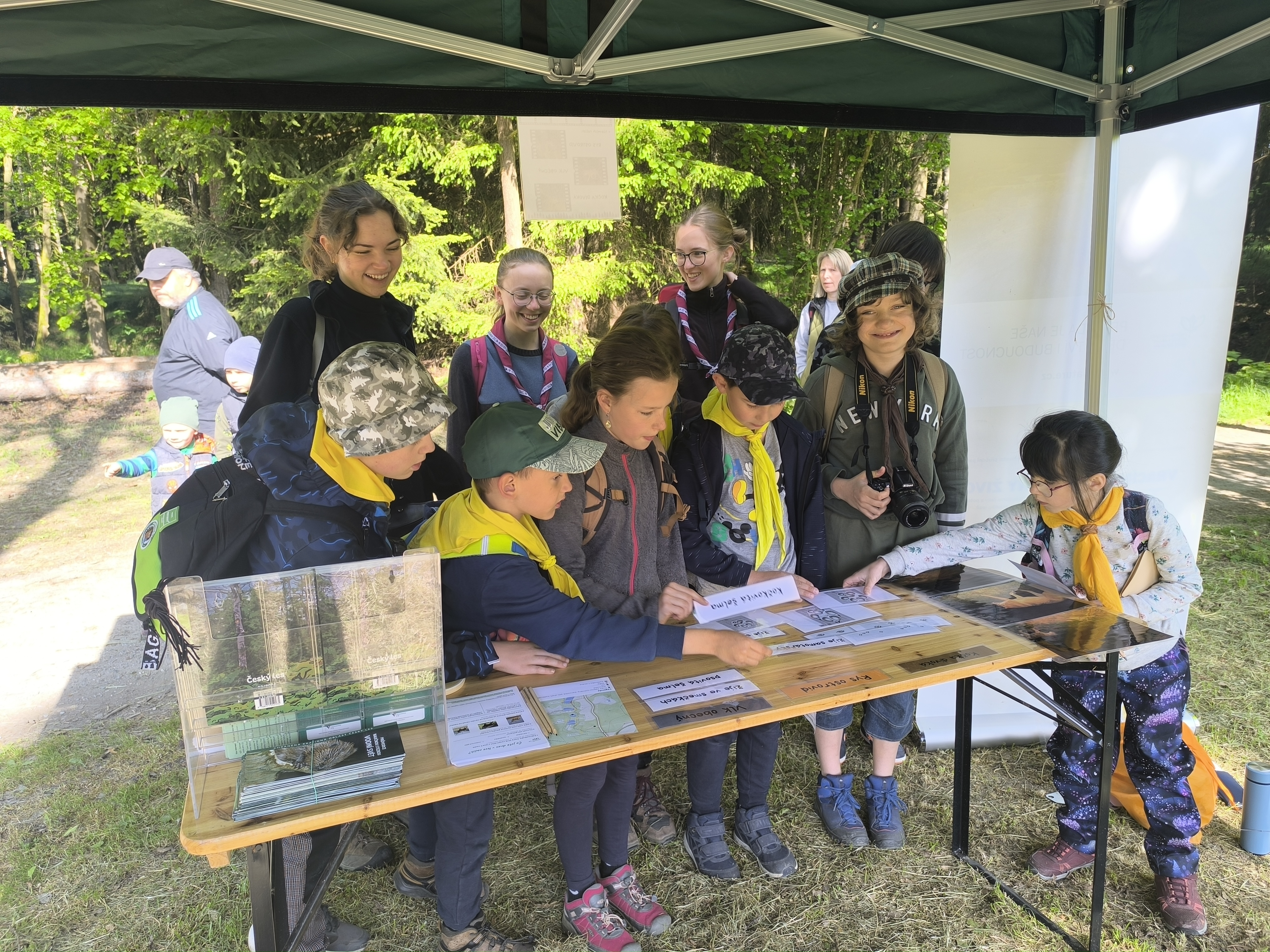 děti plní úkol u stánku AOPK na akci Den otevřených lesů