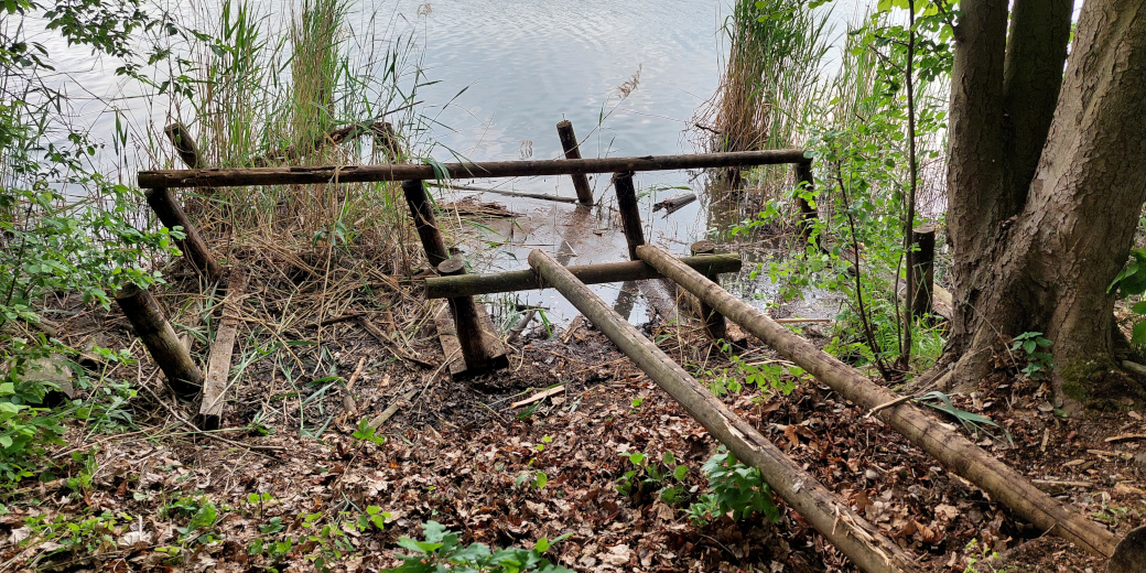 Po likvidaci pozorovacího mola zbyly na místě jen nosné sloupky. 