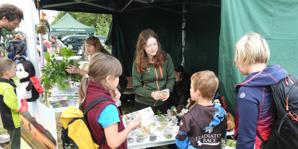 Děti soutěží u stánku v rámci akce Den se stráží přírody.