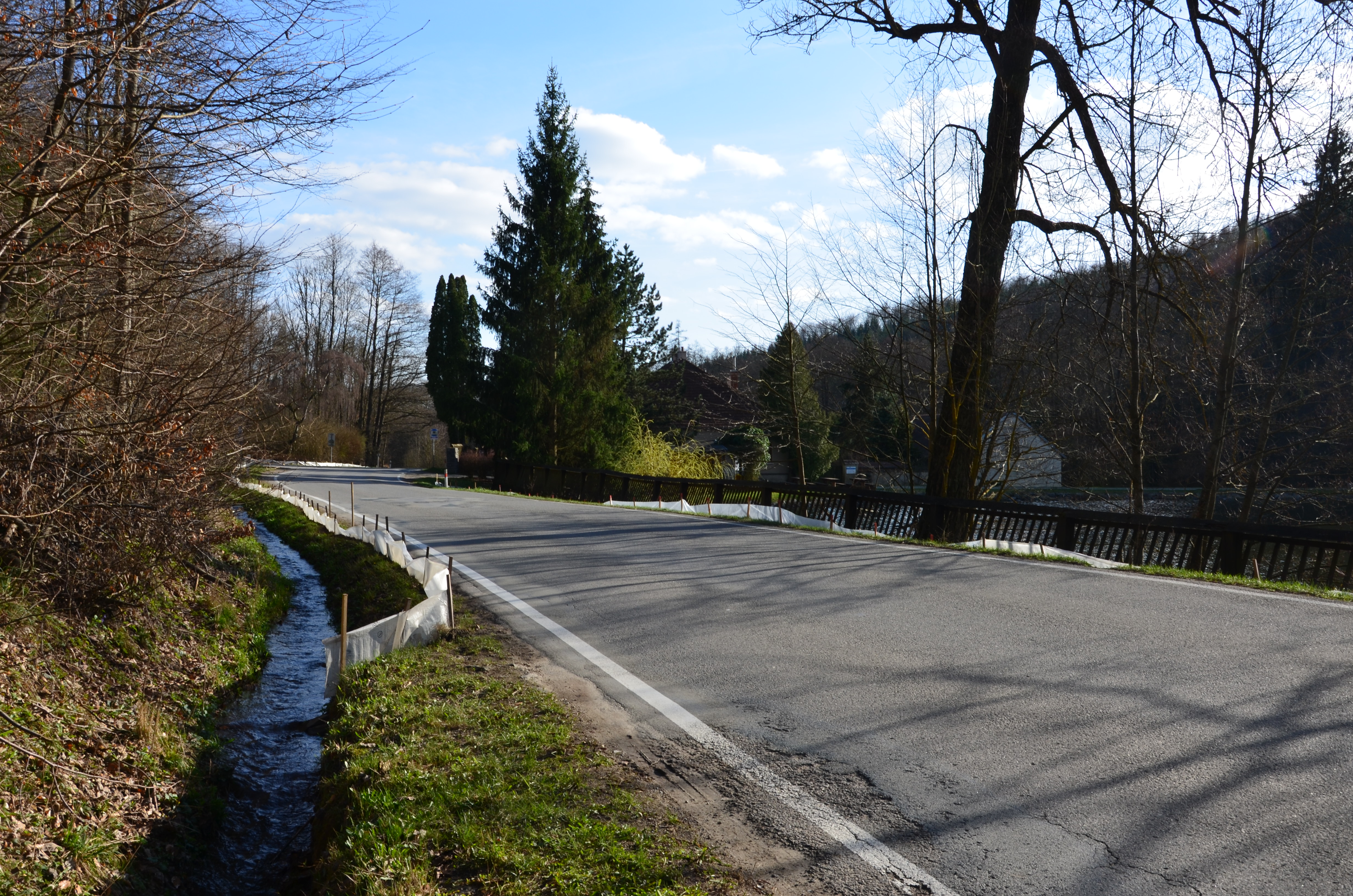 Zábrany u silnice.