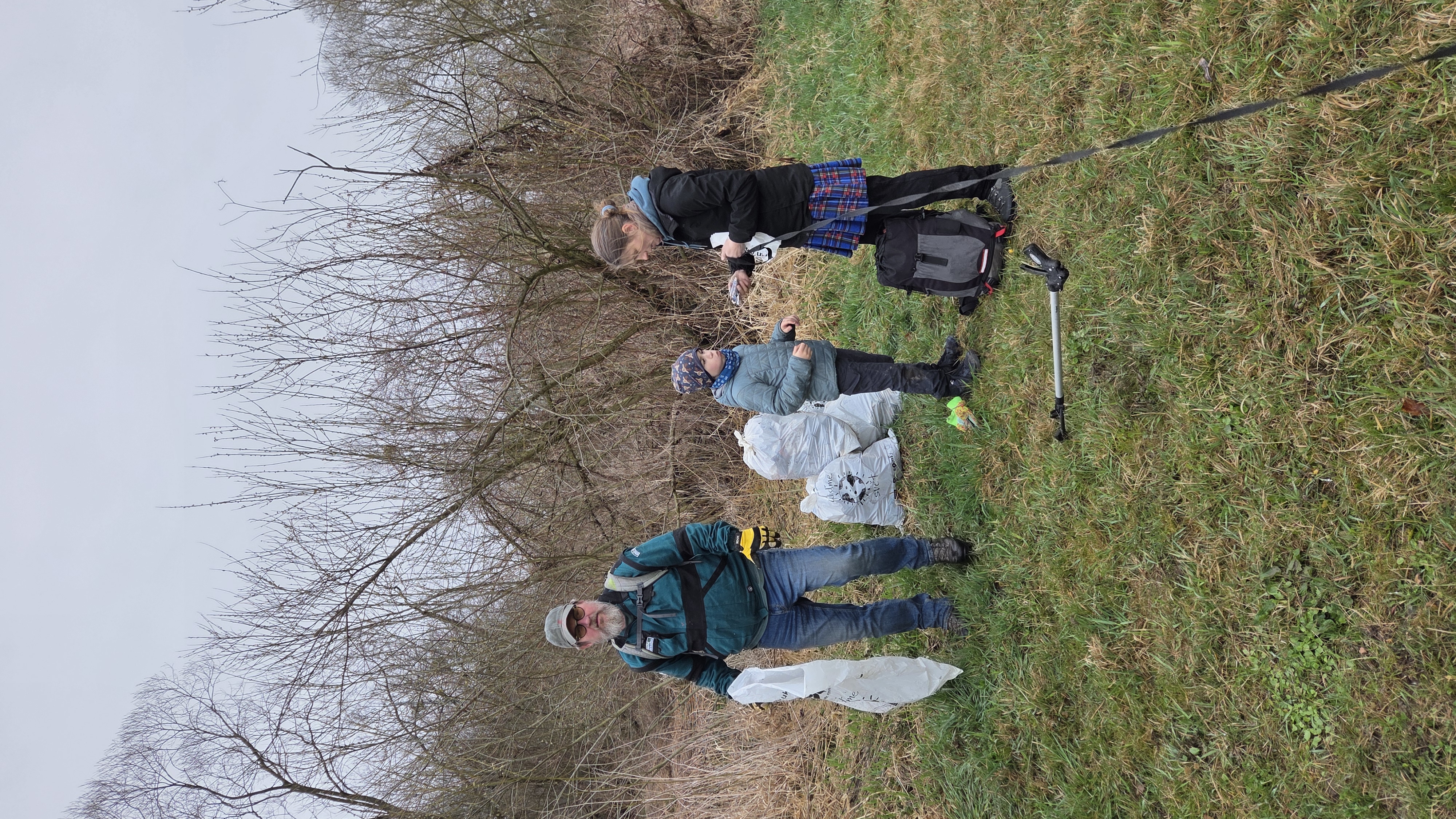 Pomáhají děti, psi i dospělí.